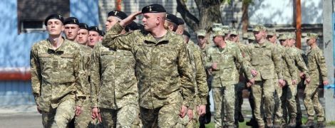 Міністр оборони виступає за скорочення терміну служби в армії