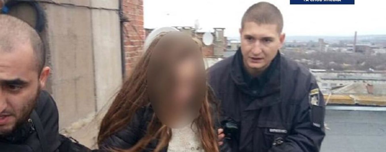На Донетчине патрульные помешали 14-летней девушке прыгнуть с крыши девятиэтажки