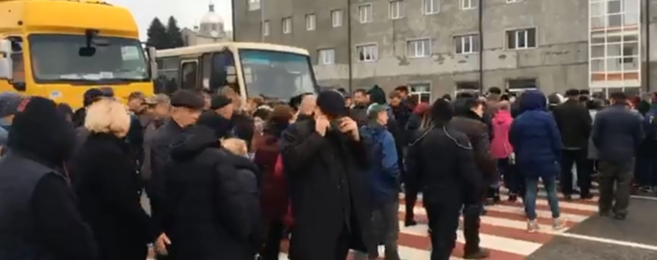 Противники продажу землі перекривають автомагістралі України