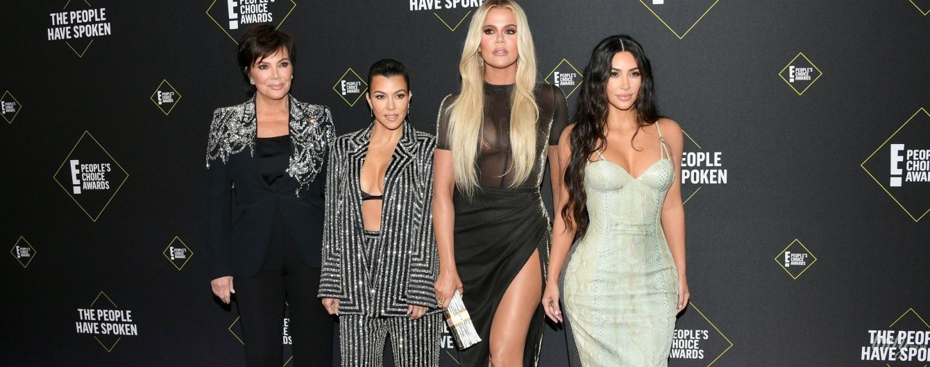 Блеснули формами в эффектных луках: сестры Кардашьян на церемонии People's Choice Awards