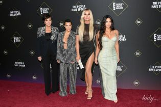 Блеснули формами в эффектных луках: сестры Кардашьян на церемонии People's Choice Awards