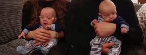 Многодетная британка родила самых маленьких в мире близнецов