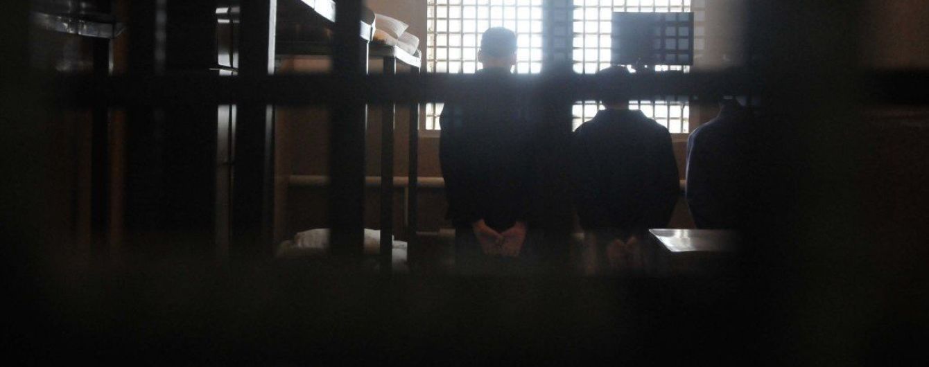 Столы с ужином, ирландское виски, чешское пиво: журналист показал, как живут задержаны в Ужгородском СИЗО