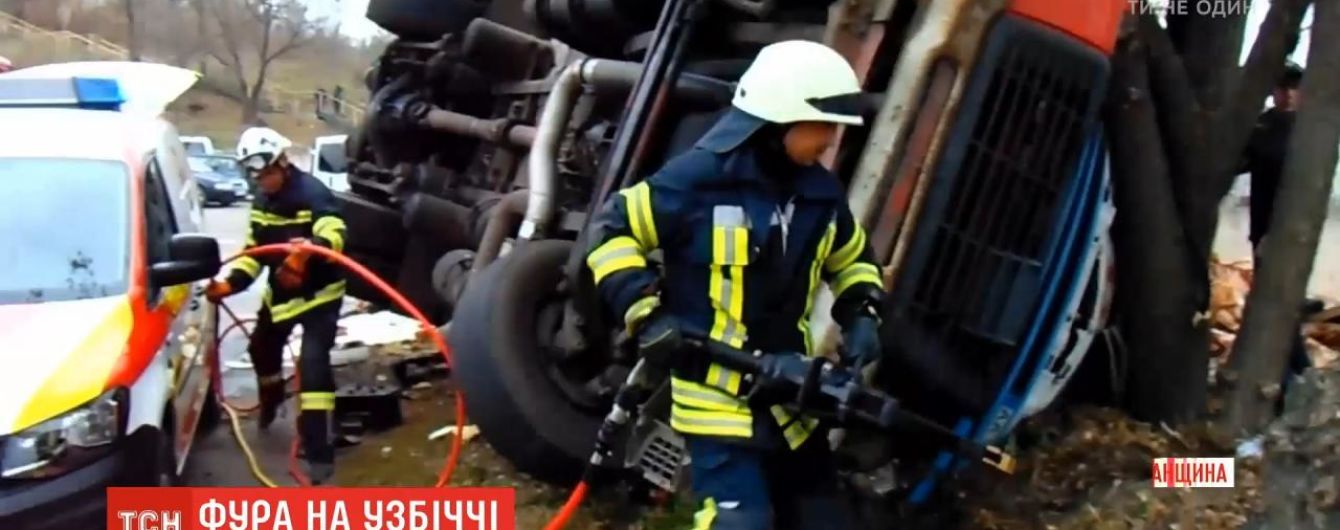 На Луганщине фура слетела с дороги. Водителя и пассажира зажало в истерзанной кабине