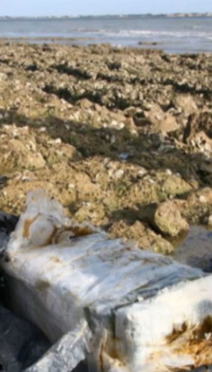 На французькому узбережжі знайшли десятки пакетів із кокаїном