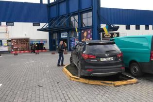 Оставила кроссовер на газоне среди пустой парковки. Сеть возмутило львовская бизнесвумен
