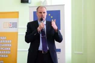 Сокращение чиновников, повышение квалификации и зарплат. Что ожидает государственную службу