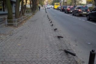 Таксист Uber снес свыше десятка металлических столбцов на тротуаре во Львове