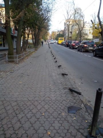 Таксист зніс металеві стовпці