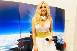 Ірина Федишин у боді та колготках в сіточку спокусливо позувала у гримерці