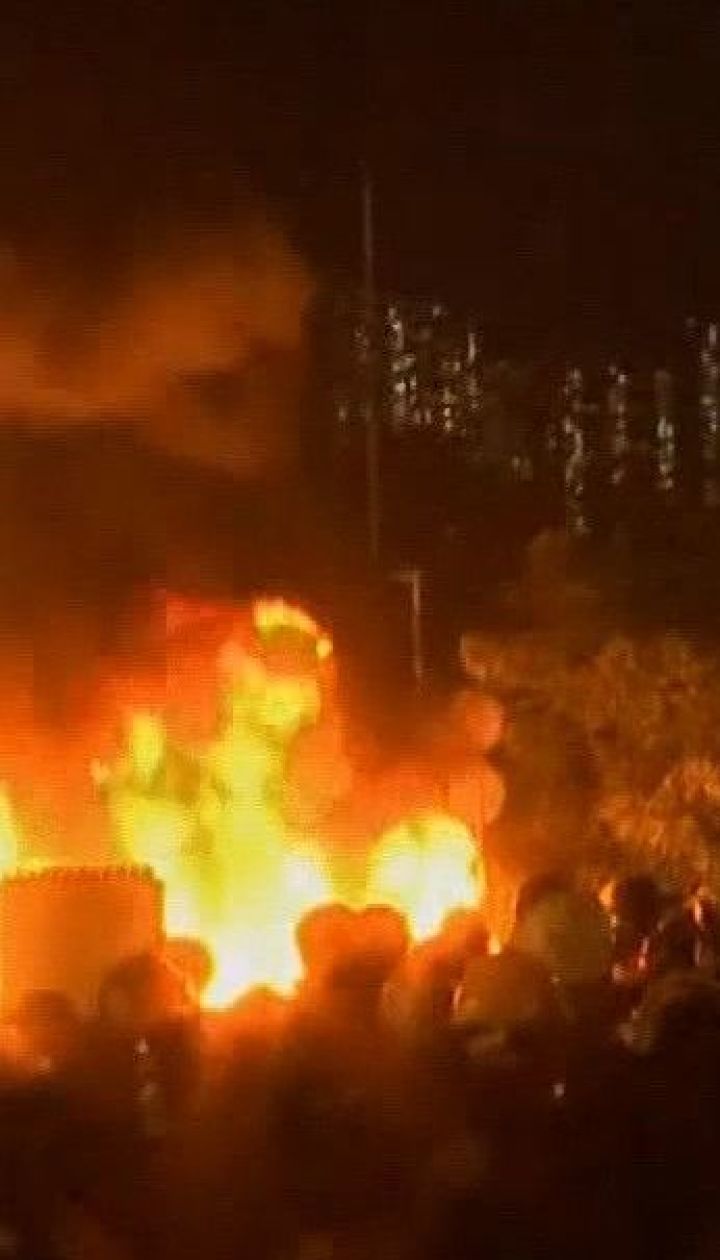 Заблокована залізниця і бійки мітингувальників з пасажирами: у Гонконгу посилилось протистояння