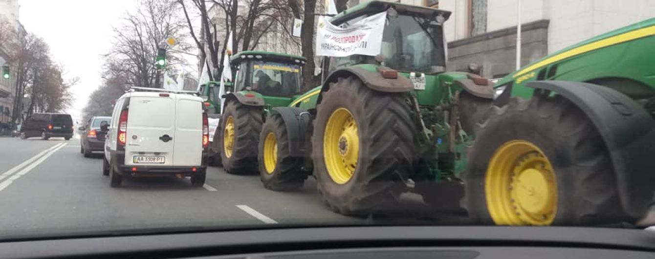 Противники продажи земли принесли под Раду свинью в гробу