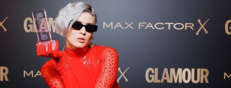 MARUV в красном латексном боди получила российскую премию как "Певица года"