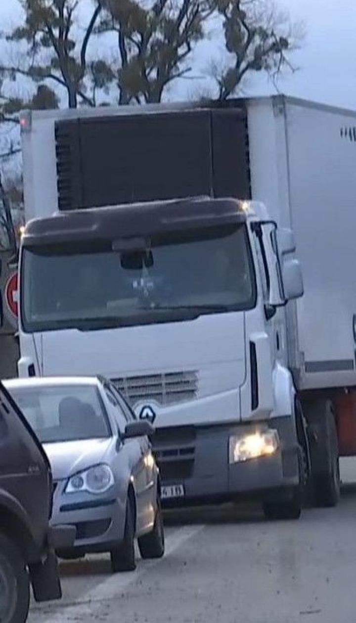 Через неправильне паркування фур вздовж траси регулярно стаються смертельні ДТП