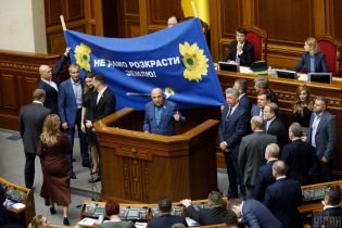 "Ишак", "подонок", "миньоны России" и "потомки Берии". Нардепы в Раде разругались из-за земельной реформы