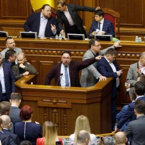 Рассмотрение земельных законов в Раде. Нардепы устроили потасовку и не позволили выступить Милованову