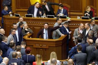 Рассмотрение земельных законов в Раде. Нардепы устроили потасовку и не позволили выступить Милованову