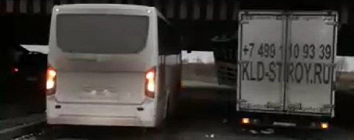 "Тупой и еще тупее". В России "мост глупости" поймал подряд "ГАЗель" и автобус