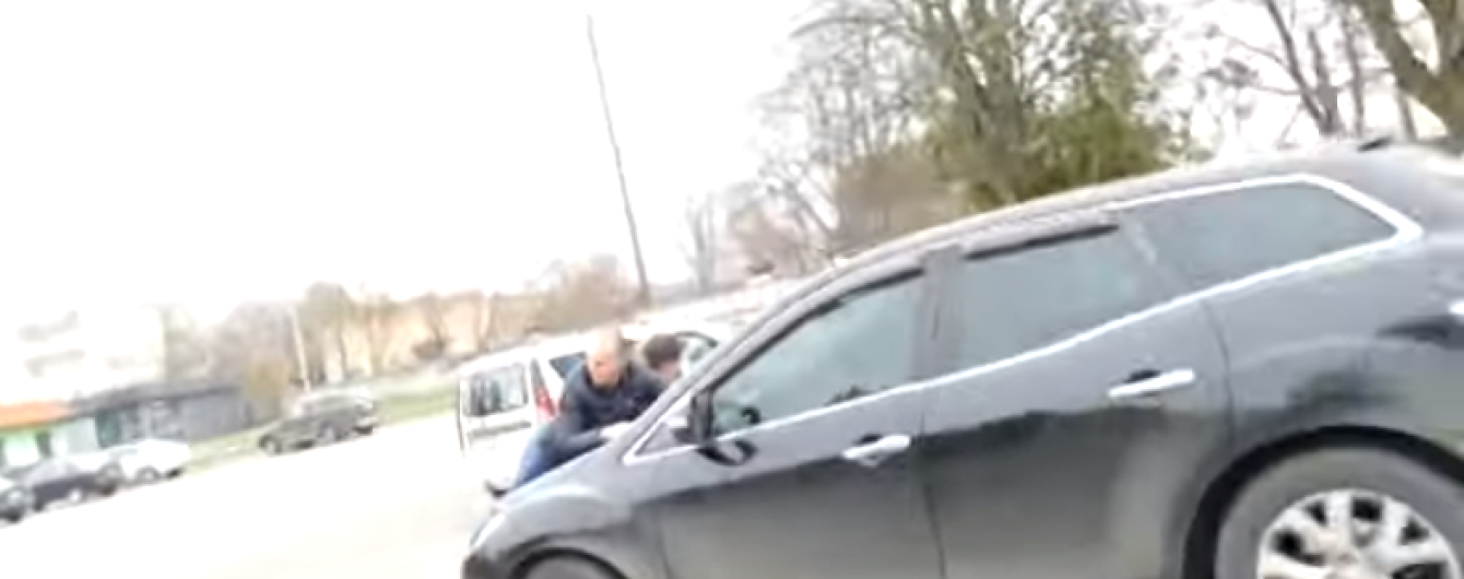 На Київщині сільський голова наїхав автомобілем на журналістів, щоб не відповідати на їхні запитання