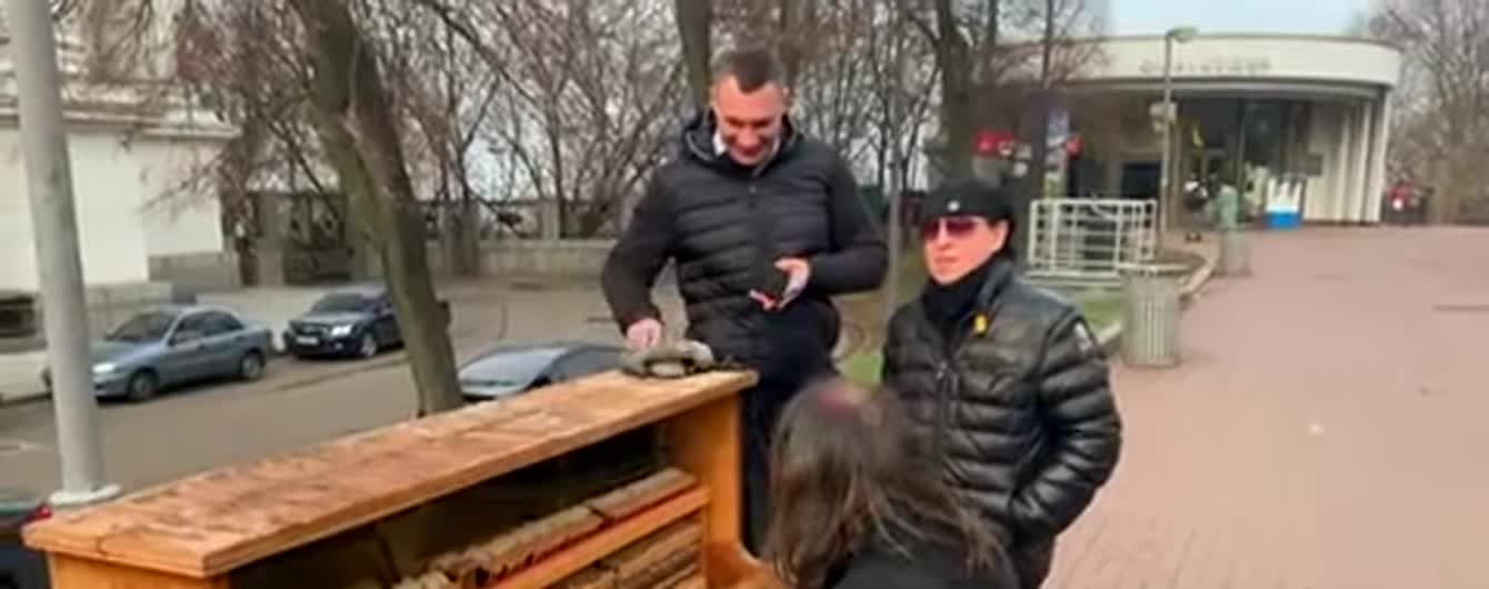 Фронтмен Scorpions заспівав із вуличним музикантом у центрі Києва