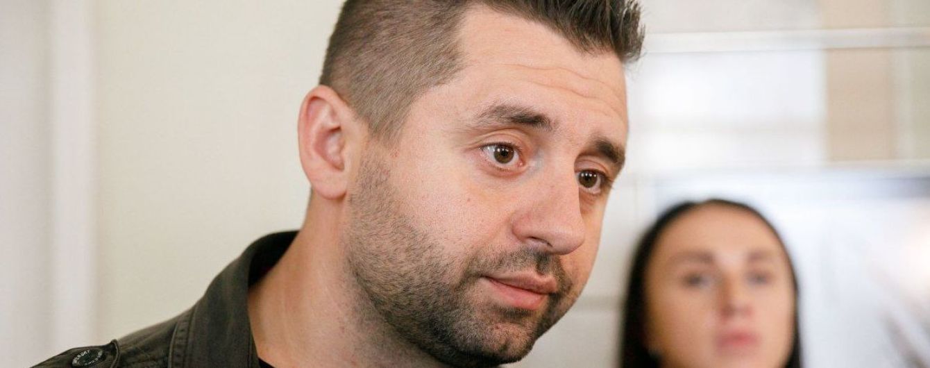 Арахамия с трибуны Рады назвал фамилию "слуги народа", которая предлагала коллегам деньги