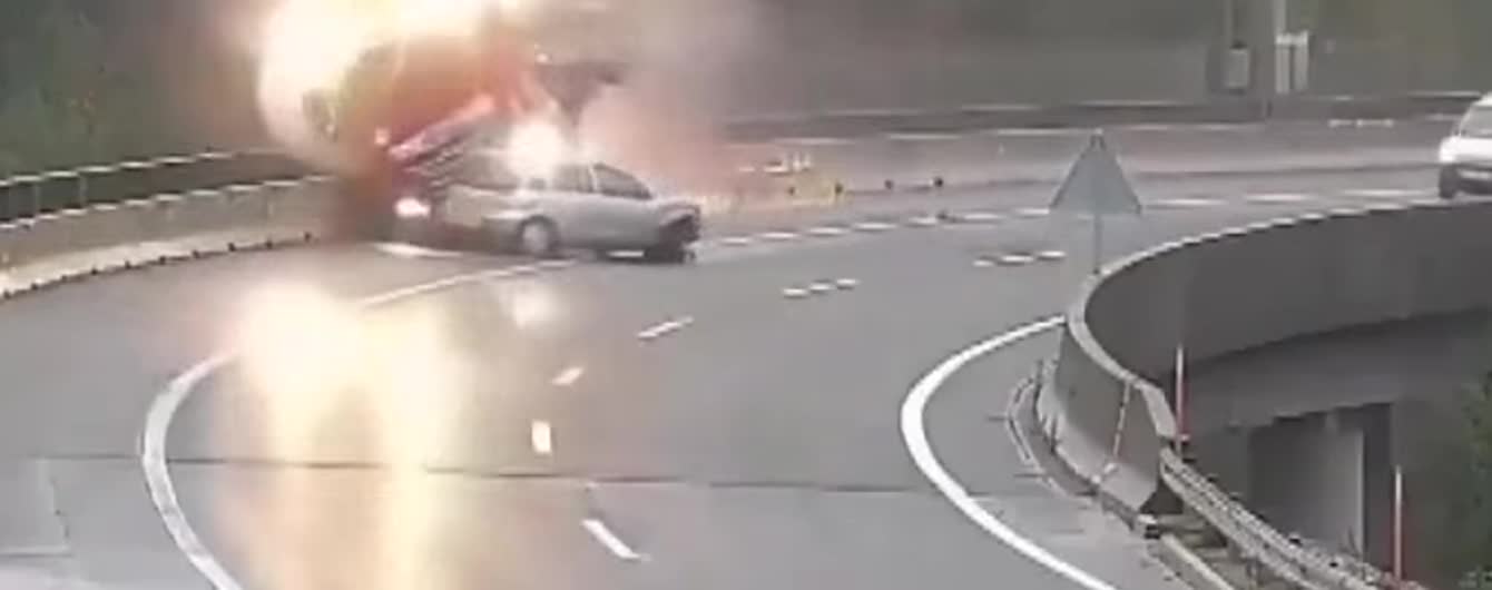 Момент жуткого падения фуры с моста в Словении сняли на видео. Водитель погиб