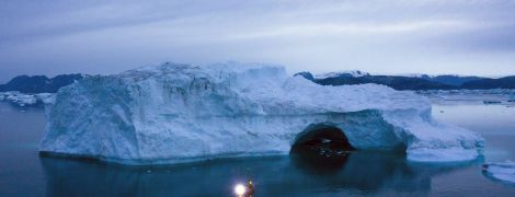 Во льдах Гренландии появляются "крупнейшие в мире водопады". Почему это беспокоит ученых