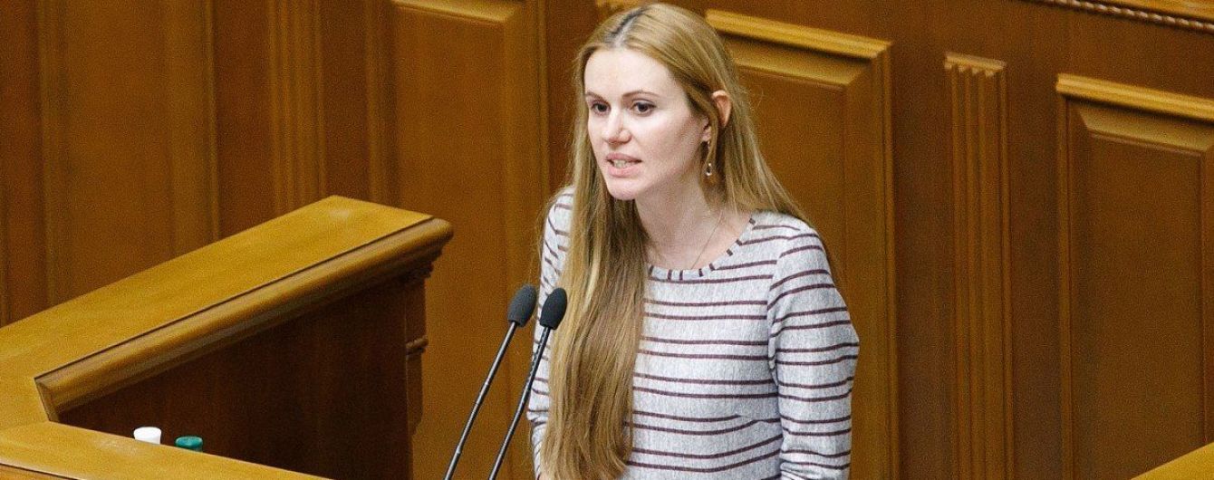 "Слугу народа" Скороход хотят выгнать из фракции. Арахамия говорит, что ее муж запугивал депутатов