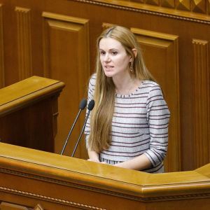 "Слугу народа" Скороход хотят выгнать из фракции. Арахамия говорит, что ее муж запугивал депутатов