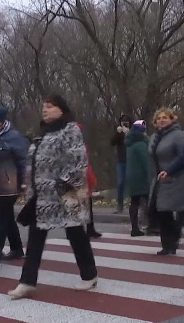 На Рівненщині медики заблокували трасу Київ-Чоп з вимогами виплатити зарплату