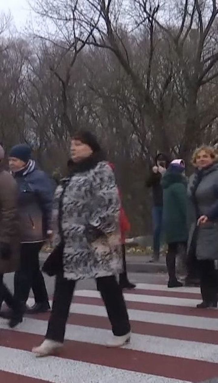 На Ровенщине медики заблокировали трассу Киев-Чоп с требованием выплатить зарплату