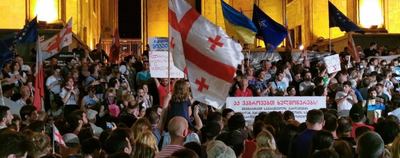 Протесты в Грузии. Полиция разогнала людей, собравшихся у здания парламента в Тбилиси