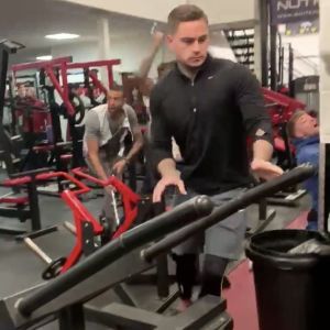 Посетители тренажерного зала в Британии устроили драку штангой и ногами. В Twitter появилось видео