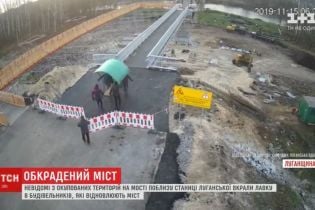 Со строительства моста в Станице Луганской неизвестные мужчины украли скамейку