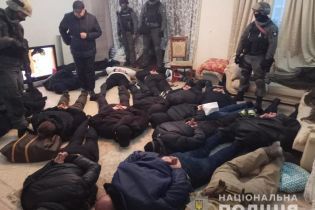 В Киеве 17 мужчин ворвались в квартиру и выгнали оттуда хозяйку с дочкой