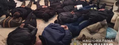 В Киеве 17 мужчин ворвались в квартиру и выгнали оттуда хозяйку с дочкой