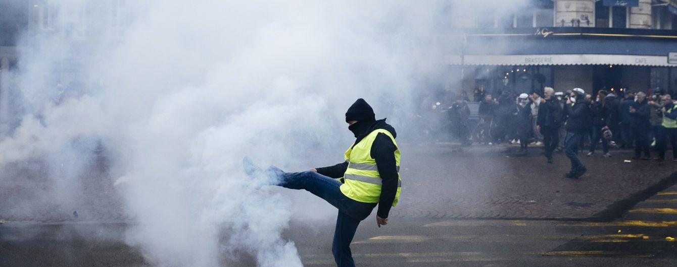 Годовщина акций "желтых жилетов" в Париже: полиция гасила митингующих газом и арестовывала