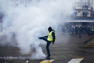 Годовщина акций "желтых жилетов" в Париже: полиция гасила митингующих газом и арестовывала