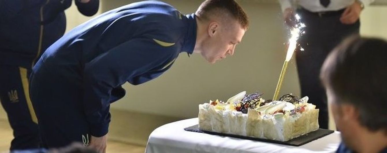 Іменинник Циганков, татусь Малиновський та посвята Іванісені. Збірна України весело провела час перед матчем із сербами