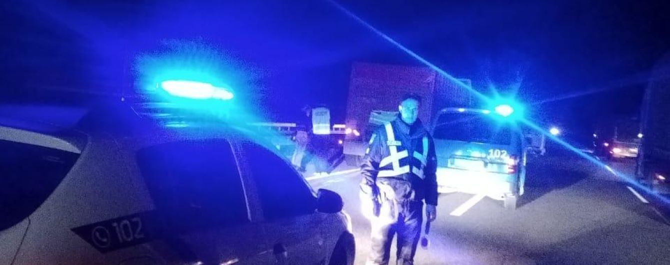 На трассе Киев-Одесса внедорожник раздавил двух людей, которые меняли колесо