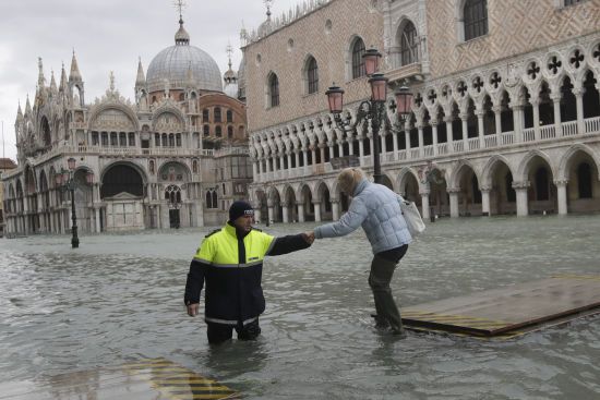 Венеція протистоїть третій великій хвилі припливу. Вода піднялася на півтора метра