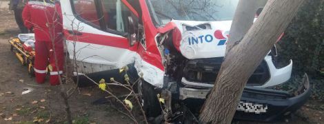 Не пропустил. В Одессе из-за водителя легковушки карета скорой помощи врезалась в дерево