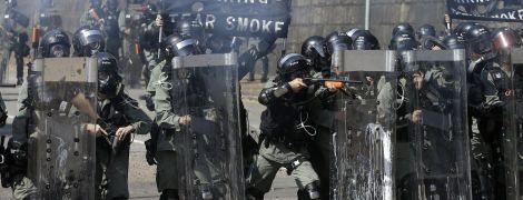 Поліція Гонконгу погрожує протестувальникам вогнепальною зброєю
