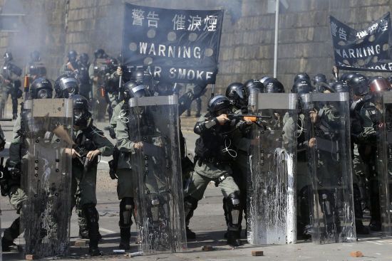 Поліція Гонконгу погрожує протестувальникам вогнепальною зброєю