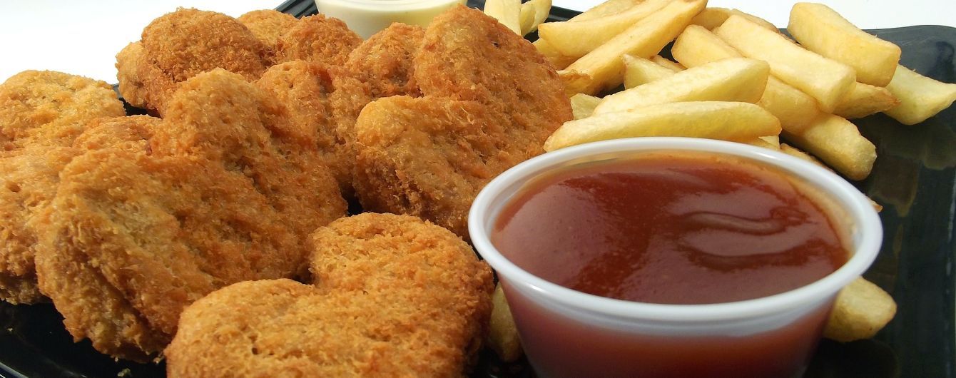 Колишній співробітник McDonald's зізнався, що клав клієнтам додатковий нагетс. Тепер його вважають героєм