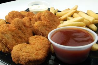 Бывший сотрудник McDonaldʼs признался, что клал клиентам дополнительный наггетс. Теперь его считают героем