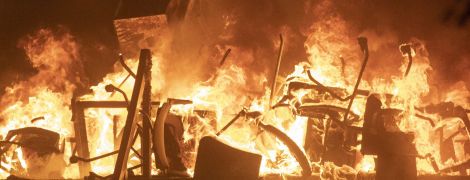 Університет перетворився на поле битви: у Гонконгу оточені мітингарі підпалили міст і бронеавтомобіль