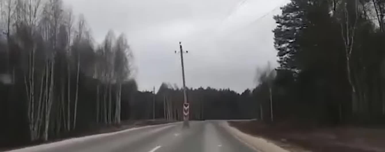 У Росії посеред новенької дороги встановили кілька стовпів. Відео