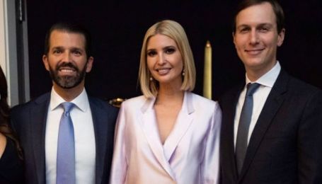 В жакеті на голе тіло: Іванка Трамп у костюмі прийшла на презентацію книжки свого брата