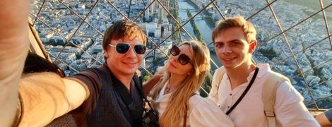 Дмитро Комаров показав молодших брата і сестру в їхній день народження